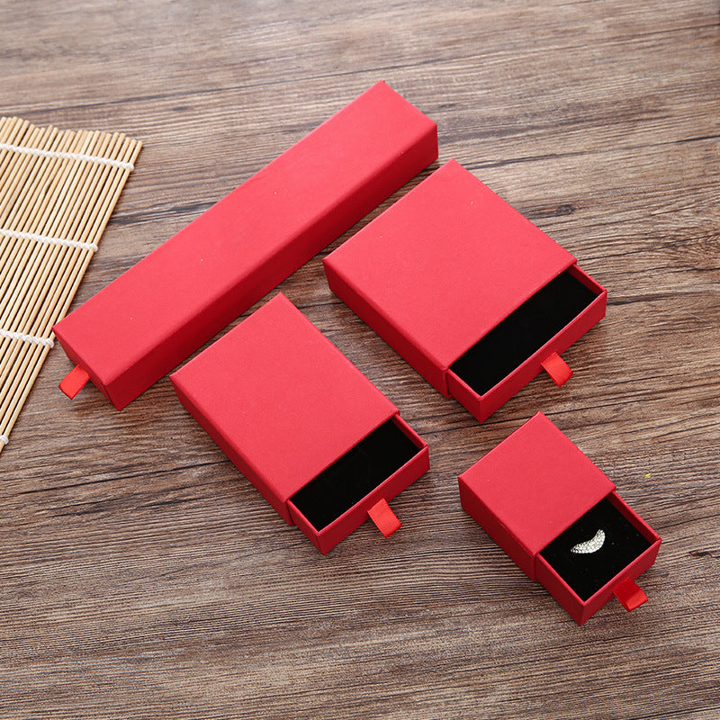 Boîte à bijoux rouge
